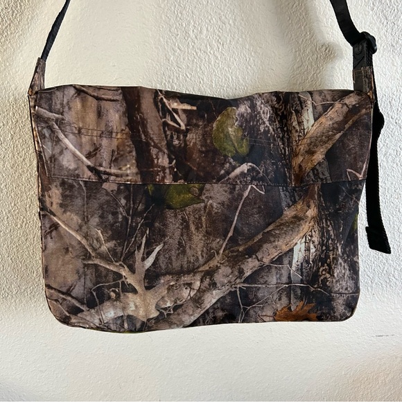 BAGGU Nylon Messenger Bag in Photo Forest - Picture 7 of 9